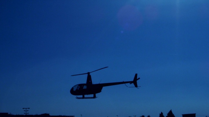 飞行中的直升机傍晚飞机巡逻夜空飞机黑影晚