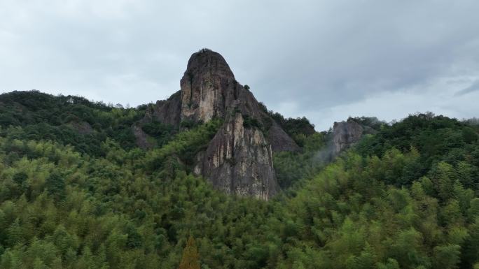 浙江诸暨应店街呼狗石悬崖岩石竹林自然风光