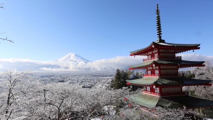 富士山与红色宝塔在冬季，富士吉田，日本