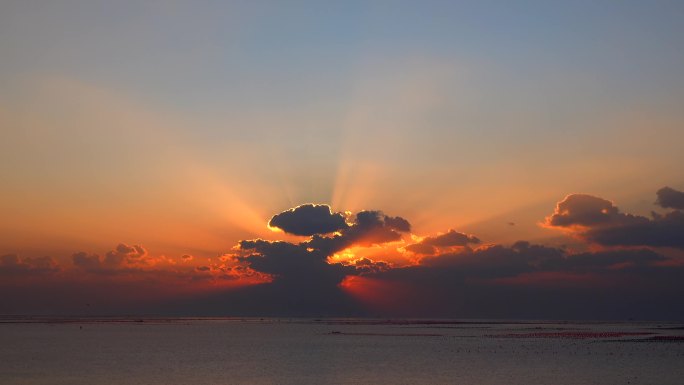 海上日出 云彩 光芒四射