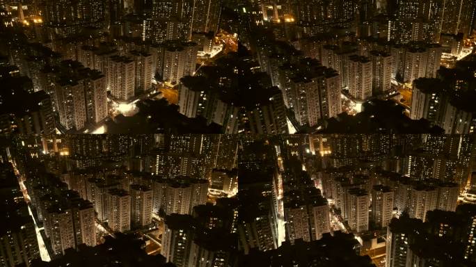 香港夜间拥挤建筑物的无人机视图