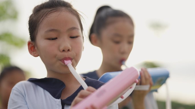 学生演奏口风琴