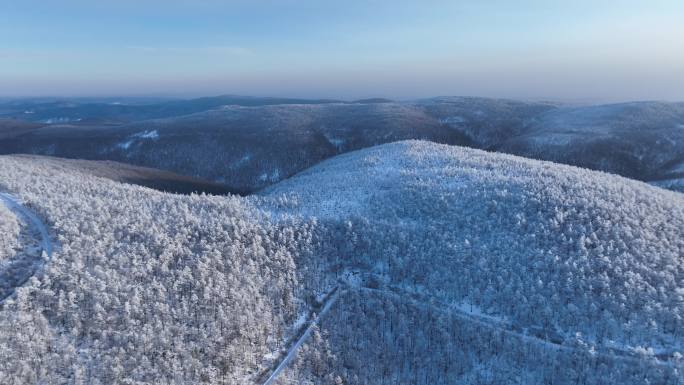 航拍逶迤山岭雪林雾凇