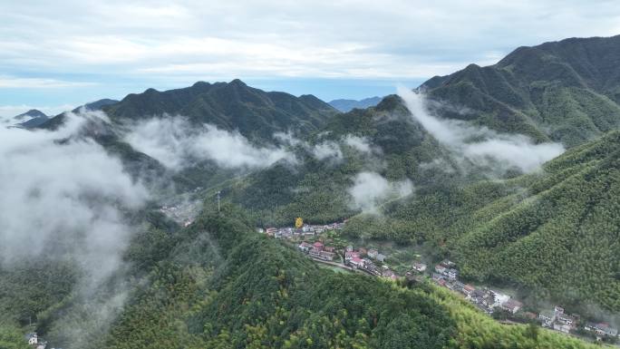 航拍浙江诸暨应店街山村村落竹林竹山云雾雨