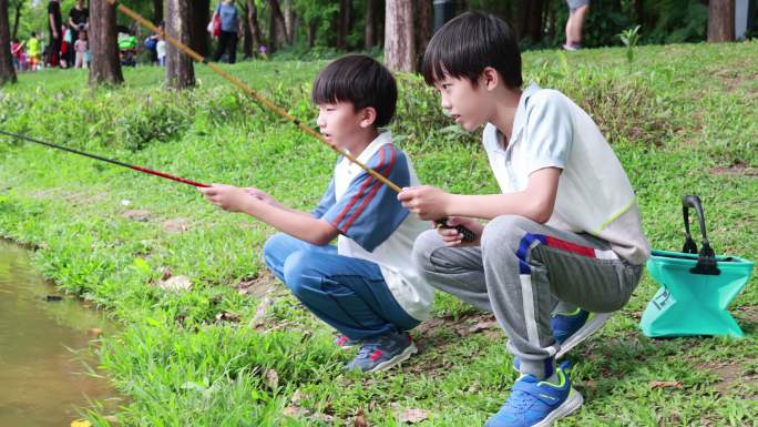 小男孩在湖边钓鱼休闲垂钓钓鱼