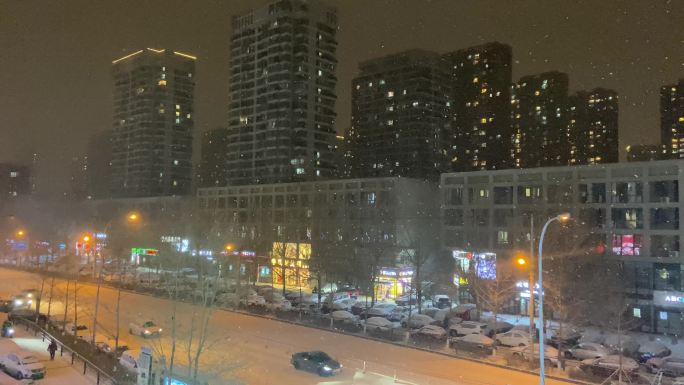 下雪的夜晚 下雪天街道路口 冬夜万家灯火