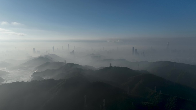 向前飞航拍深圳平流雾城市景观