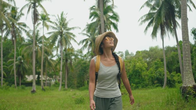 亚洲年轻女子探索椰子林