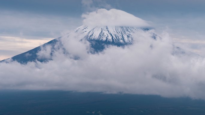 日本川口湖富士山多云的时间流逝