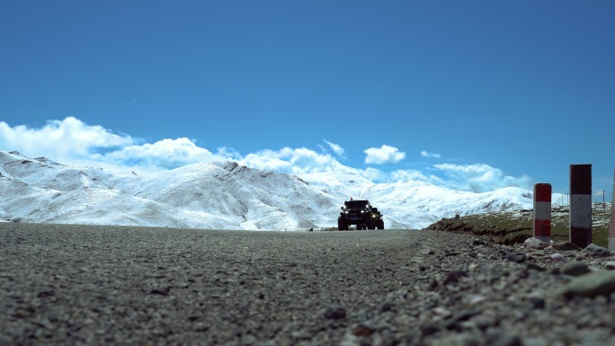 高原雪山公路 新疆公路行进 雪山草原