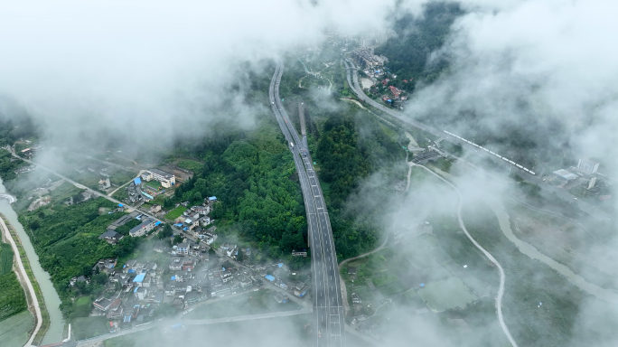 高速公路车流穿云而过4k