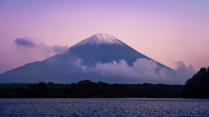4K时间流逝：日本山梨县的Shoji湖和富士山。