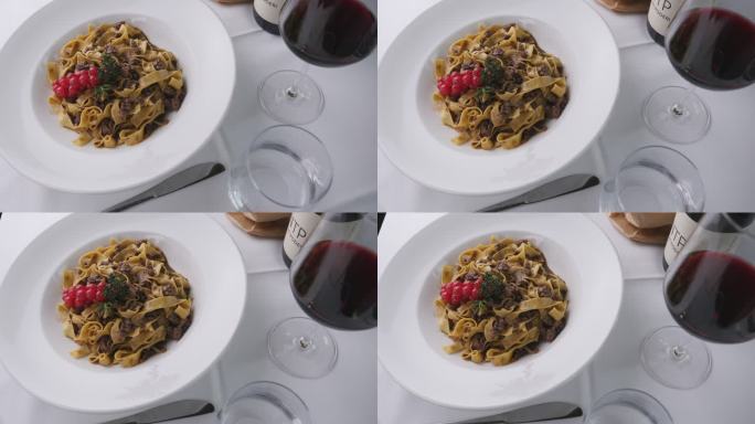一盘装满瑞士提契诺典型面食的食物的详细照片