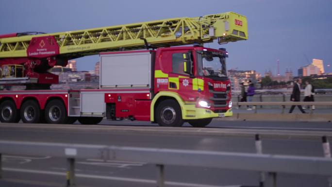 英国4k素材消防车从伦敦桥上驶过