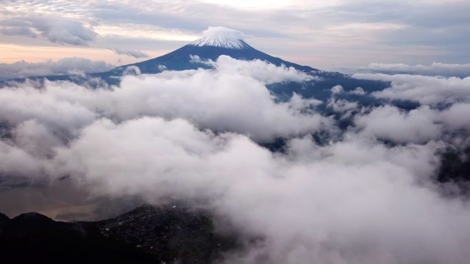 空中拍摄富士山上空的云层和天空日出时间，日本山那市川谷町