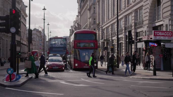 英国4k素材伦敦摄政街上一个繁忙的路口