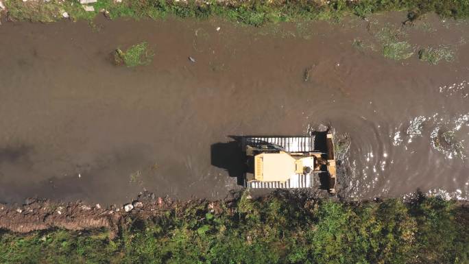 挖掘机挖掘机清理河道水草俯视图