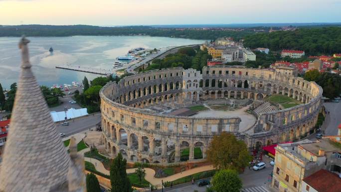 普拉竞技场（Pula Arena）的无人机鸟瞰日落场景，普拉是一座罗马圆形剧场，拥有亚得里亚海。克罗