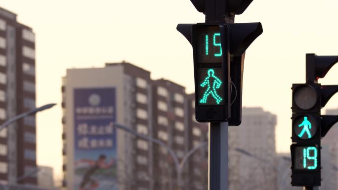 交通信号灯，红绿灯，北京街道老人，人行道