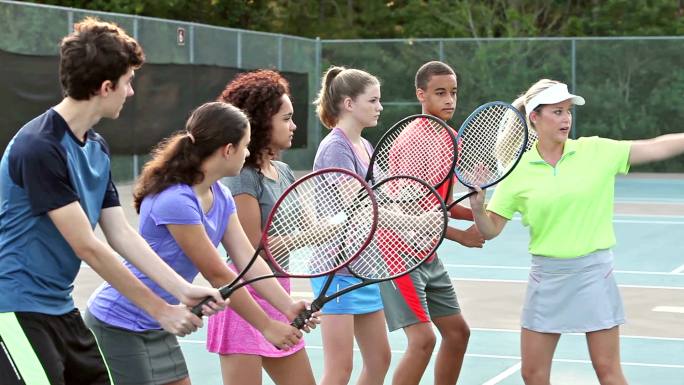 团体网球课中身体有问题的青少年