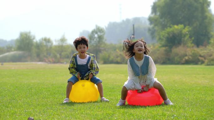 两个小孩在草地上做游戏