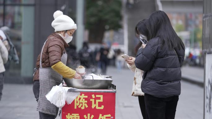 城市街头早餐店上班族