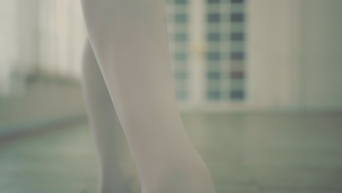 芭蕾舞女双腿舞动优雅经典表演特写