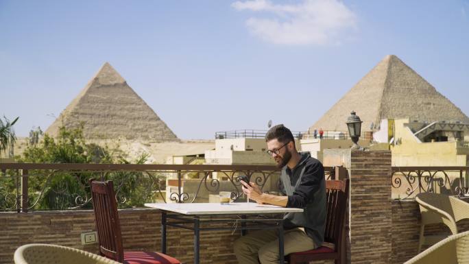 年轻人在金字塔上远程办公
