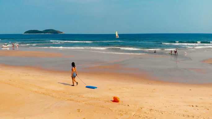 海南万宁冲浪的女生