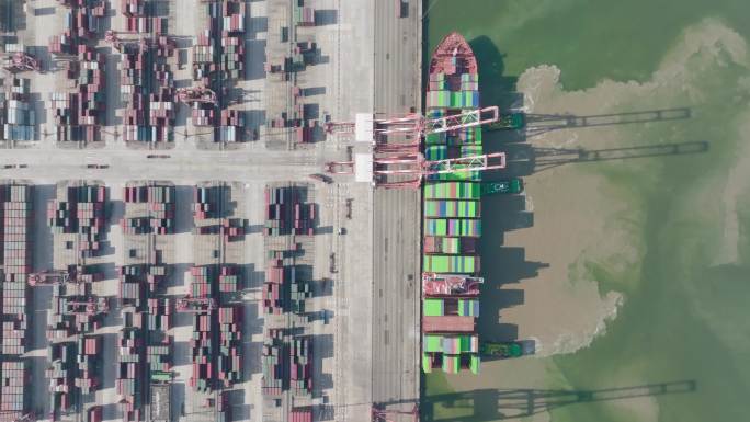 南沙港码头航拍国际贸易货轮
