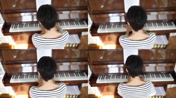 在家弹钢琴的年轻女钢琴家