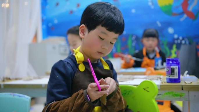 儿童学生幼儿在兴趣班学画画水彩画