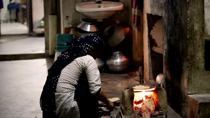 在泥炉上准备食物在泥炉上准备食物印度贫困