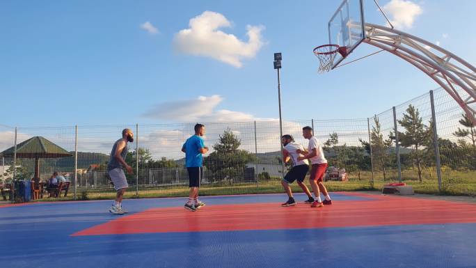 一群玩街头篮球的朋友