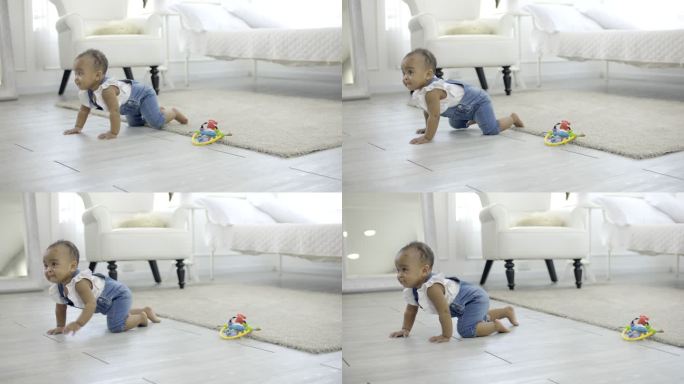 婴儿爬行在卧室里找玩具