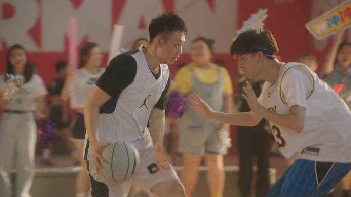 年轻人青年学生打篮球运动青春活力锻炼投篮