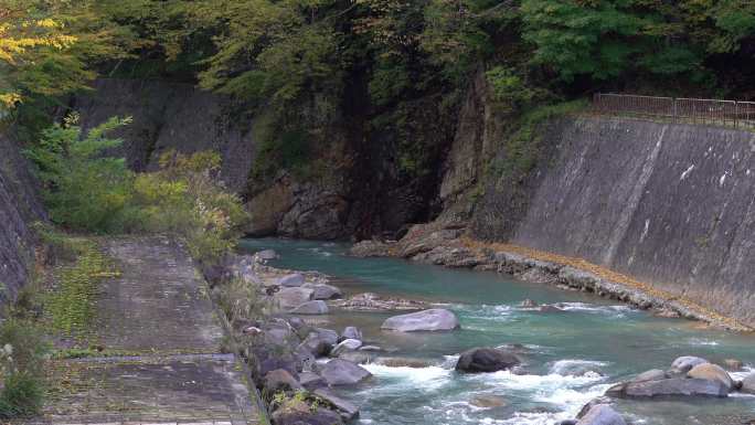 来自Takinotsuri瀑布，Tsuchiyu温泉，福岛，日本