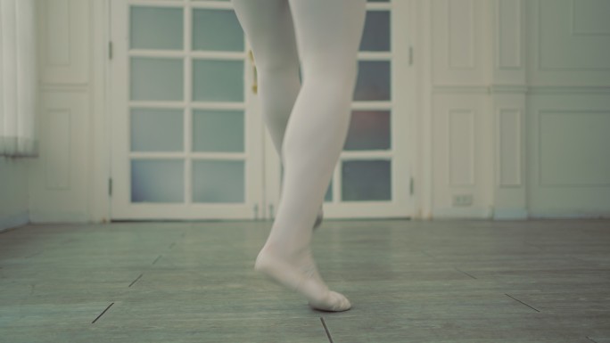 芭蕾舞演员穿着芭蕾舞鞋跳舞