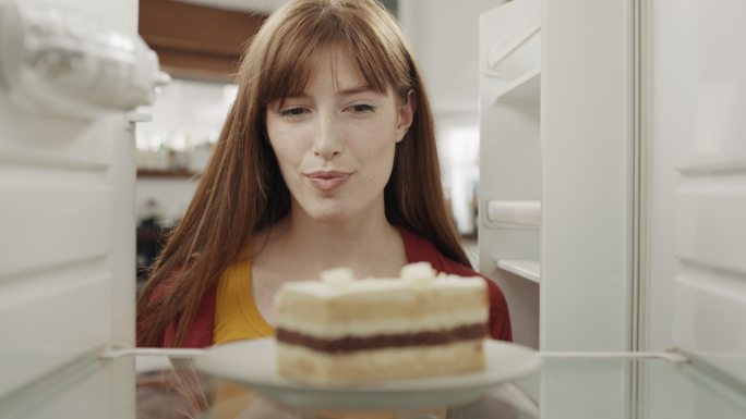 品尝蛋糕！冰箱储藏食物智能电器
