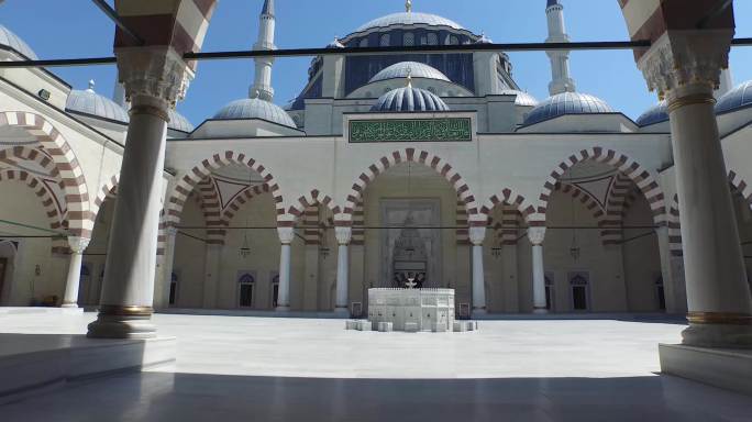 通过清真寺进入，跟踪Gimbal镜头，长镜头，计划挤压土耳其股票视频