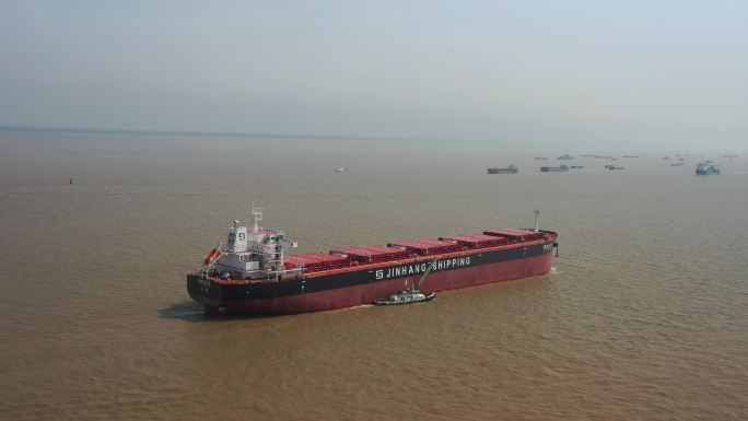 4K原素材-航拍上海长江口出海的巨型货轮
