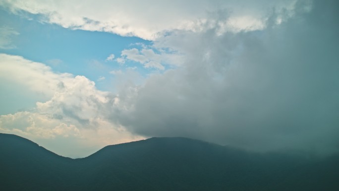 杭州临安航拍天目山脉山脊云雾