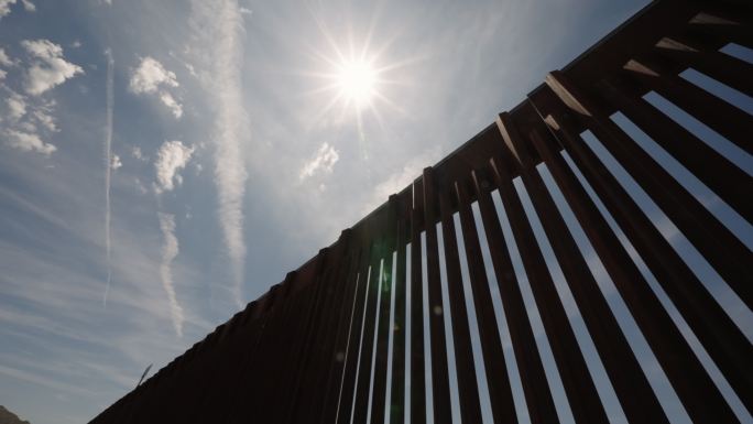 美国和墨西哥之间的边境墙，位于阿纳普拉奇瓦瓦港和新墨西哥州圣特雷莎边境附近的Sunland公园
