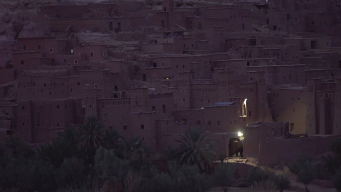 艾特·本哈杜的历史情结。夜晚沙漠上的古老砖砌村庄