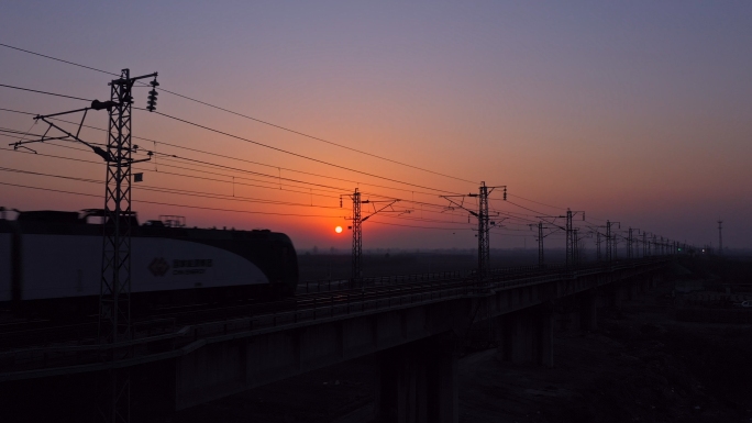 夕阳下货运火车