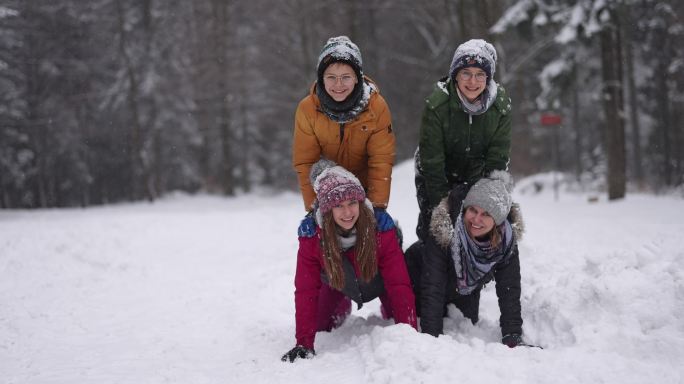 冬日里，一家人在美丽的森林里玩雪