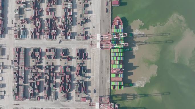 南沙港码头航拍国际贸易货轮