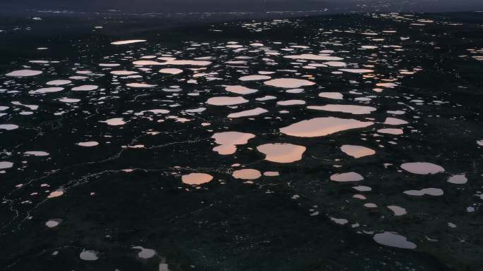 在黄河源头的湿地上，有很多湖泊，它们就像镜子