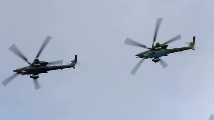 俄罗斯军用直升机常规武器列队飞行表演