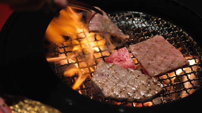 时髦的亚洲男子游客喜欢在日本吃烧烤。